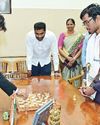 முதல்வர் விஜயனுடன் செஸ் விளையாடிய பிரக்ஞானந்தா முதல்வர் விஜயனுடன் செஸ் விளையாடிய பிரக்ஞானந்தா4