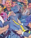 ஜான்வி கபூர் மீது விழுந்த ரசிகர் ஜான்வி கபூர் மீது விழுந்த ரசிகர்0