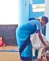 அங்கன்வாடி குழந்தைகளை கோணியில் மூடி அச்சுறுத்திய பணியாளர்1