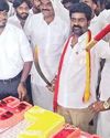 பிறந்தநாள் கொண்டாட்டத்தில் வாளால் கேக் வெட்டிய தவெக எம்எல்ஏ5