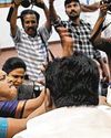 எதிர்க்கட்சித் தலைவரின் கன்னத்தில் அறைந்த பெண் எதிர்க்கட்சித் தலைவரின் கன்னத்தில் அறைந்த பெண்