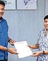 தமிழுக்காக பதவி உயர்வை உதறிய ஆசிரியர் லண்டனில் கௌரவிப்பு தமிழுக்காக பதவி உயர்வை உதறிய ஆசிரியர் லண்டனில் கௌரவிப்பு15