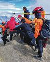 எரிமலையிலிருந்து விழுந்த சுற்றுப்பயணியின் உடல் மீட்பு எரிமலையிலிருந்து விழுந்த சுற்றுப்பயணியின் உடல் மீட்பு28