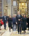 Los Reyes dan su último adiós al Papa del pueblo
