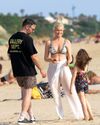 Adriana Abenia disfruta de su primer día de playa en familia9