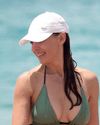 Eva González evita la polémica y se relaja en la playa2