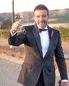 Antonio Banderas brinda feliz en la boda de su hija2