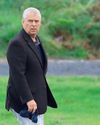 El príncipe Andrés renuncia a sus títulos reales16
