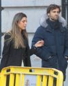 Enrique Solís y su chica, besos en plena calle5