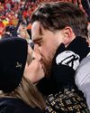 TAYLOR SWIFT Y TRAVIS KELCE UN BESO DE CAMPEONATO PARA ZANJAR LOS RUMORES DE CRISIS