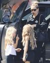 ANNA KOURNIKOVA TARDE DE COMPRAS CON SUS HIJAS, MIENTRAS ENRIQUE IGLESIAS TRIUNFA EN CANARIAS ¡HOLA! Spain