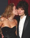 MILEY CYRUS Y MAXX MORANDO SE COMPROMETEN: DE UNA CITA A CIEGAS A UN ANILLO «HECHO A MEDIDA» DE MÁS DE MEDIO MILLÓN DE EUROS MILEY CYRUS Y MAXX MORANDO SE COMPROMETEN: DE UNA CITA A CIEGAS A UN ANILLO «HECHO A MEDIDA» DE MÁS DE MEDIO MILLÓN DE EUROS2