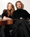 MAYA HAWKE REAPARECE TRAS SU BODA Y SORPRENDE CON SU FACETA DE CANTANTE, COMPARTIENDO ESCENARIO CON SU MARIDO18